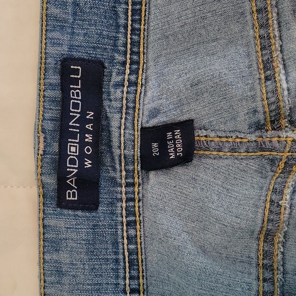 Woman's denim capris - Picture 5 of 6